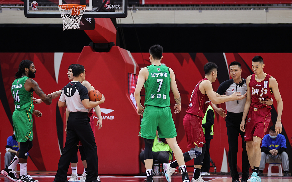 亚博体育 -关于费耶诺德训练开放日；今晚队长鼓劲引欢呼；CBA常规赛在即；控场能力受关注的信息